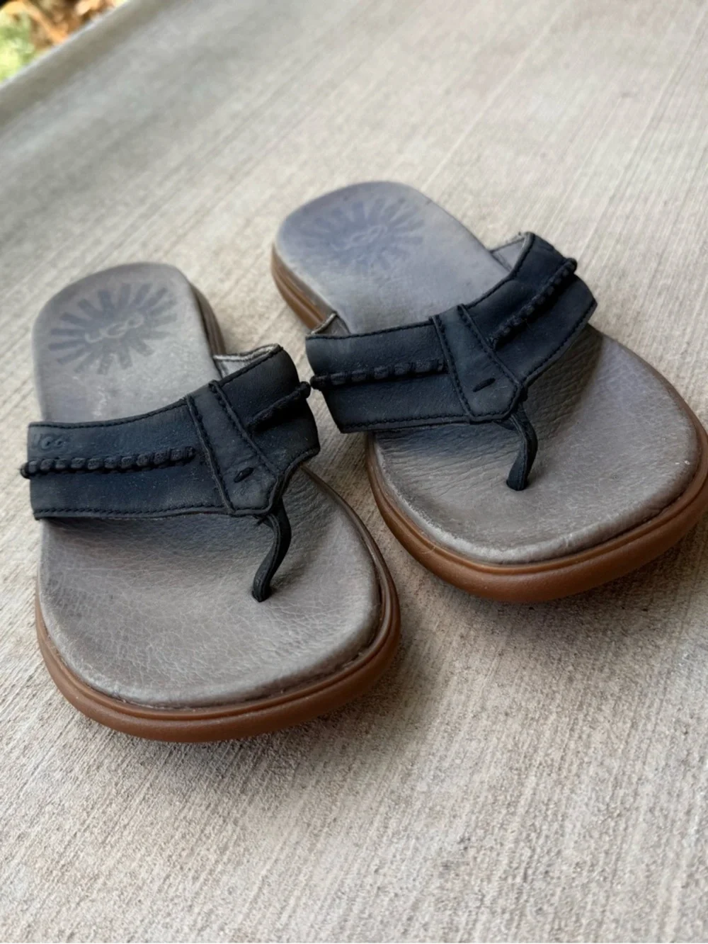 UGG 1002246 Men’s Size 8 Black Leather Flip Flop Thong Sandals Brown Sole